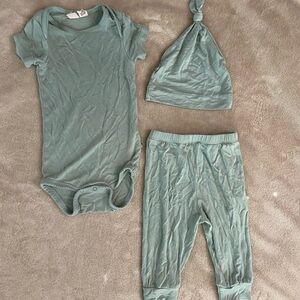 Kyte Baby Blue Onesie, Pants, and Hat Set